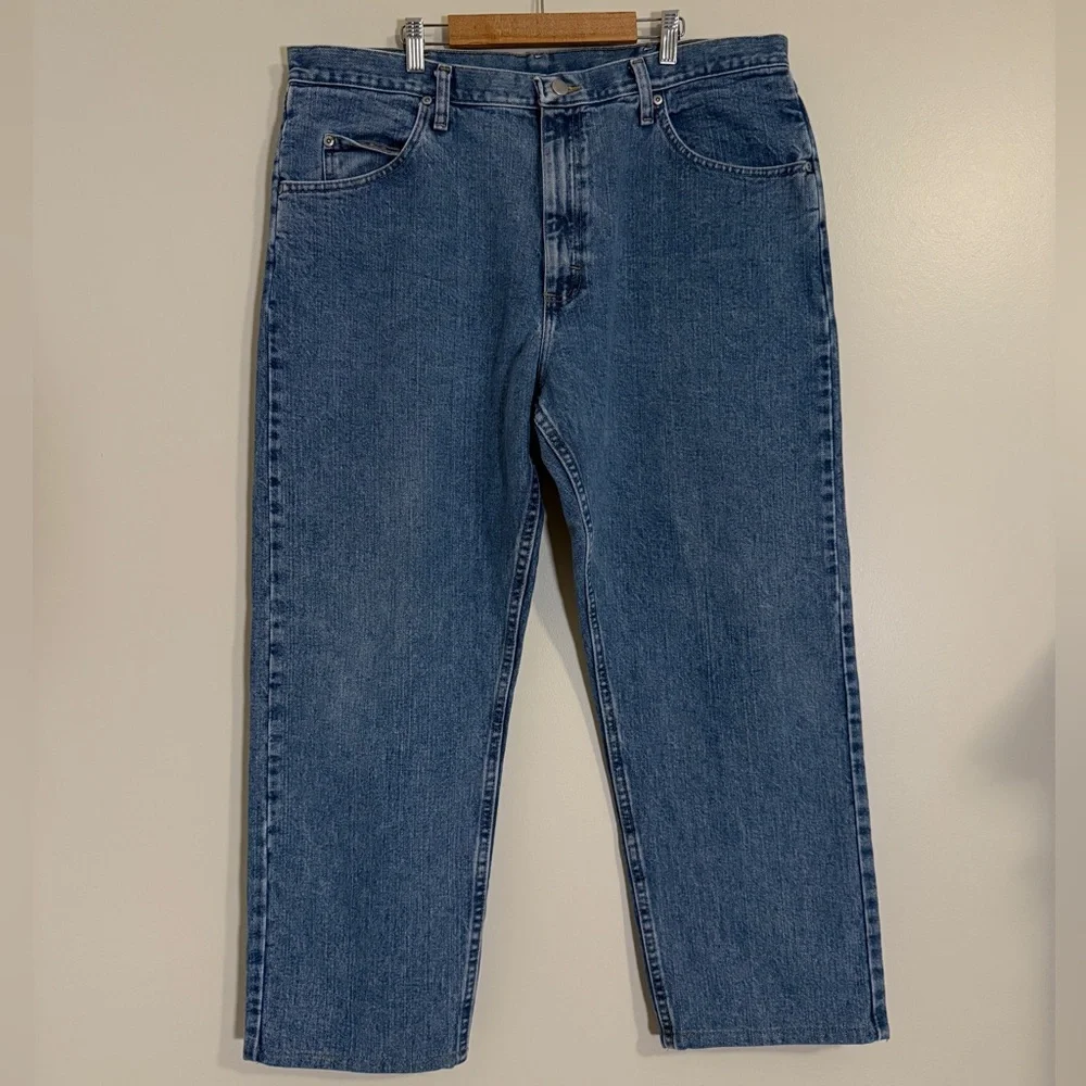 Wrangler Mens Jeans Size 38x30 Blue Relaxed Fit Straight Leg Classic Denim - Picture 1 of 10